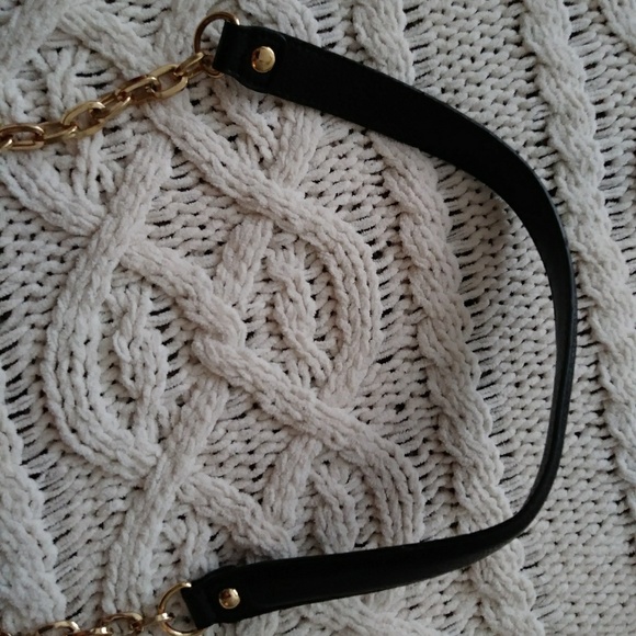 Black Purse w/ Side zipper detail - Picture 4 of 8